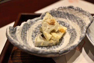 Japon mutfağı: renkon (nilüfer kökü) ve Tokyo, Japonya 'da krem peynirli kurutulmuş hurma.