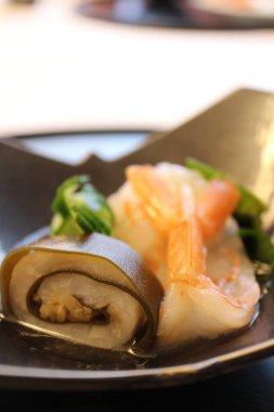 Japon mutfağı: hirame (zeytin balığı), Tokyo, Japonya 'da karidesle kombu (yosun) sarmalanmıştır.