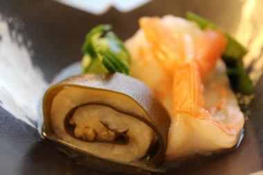 Japon mutfağı: hirame (zeytin balığı), Tokyo, Japonya 'da karidesle kombu (yosun) sarmalanmıştır.