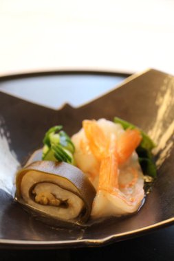 Japon mutfağı: hirame (zeytin balığı), Tokyo, Japonya 'da karidesle kombu (yosun) sarmalanmıştır.