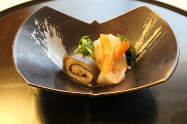 Japon mutfağı: hirame (zeytin balığı), Tokyo, Japonya 'da karidesle kombu (yosun) sarmalanmıştır.