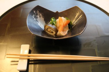 Japon mutfağı: hirame (zeytin balığı), Tokyo, Japonya 'da karidesle kombu (yosun) sarmalanmıştır.