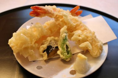 Japon mutfağı: tempura tabağı (karides, shishito biber ve patlıcan) Tokyo, Japonya 'da