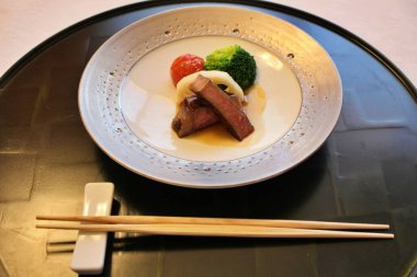 Tokyo, Japonya 'da biftek ve sebze.