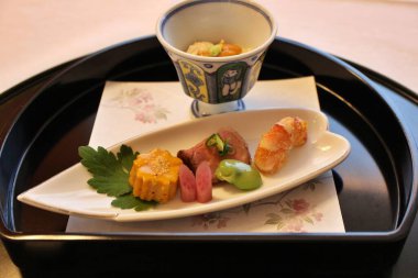 Japon mutfağı: aperatif tabağı (rosto, karides, çiğ yuba ve deniz kestanesi vb.) Tokyo, Japonya 'da