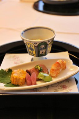 Japon mutfağı: aperatif tabağı (biftek, karides vb.) Tokyo, Japonya 'da