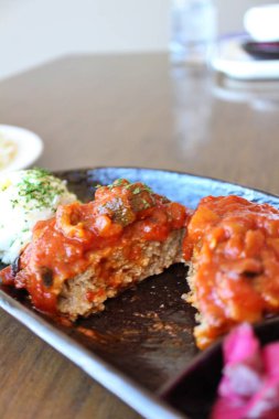 Tokyo, Japonya 'da domates soslu Hamburg bifteği