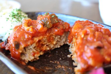 Tokyo, Japonya 'da domates soslu Hamburg bifteği