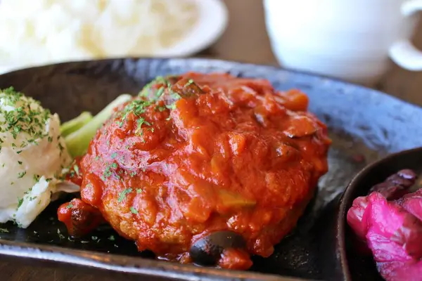 Tokyo, Japonya 'da domates soslu Hamburg bifteği.