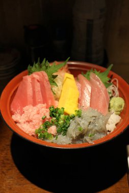 Japon mutfağı: Shizuoka, Japonya 'da deniz ürünleri pirinç kasesi (çeşitli ton balığı ve çiğ beyaz yem)