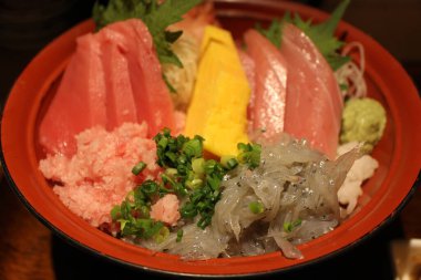 Japon mutfağı: Shizuoka, Japonya 'da deniz ürünleri pirinç kasesi (çeşitli ton balığı ve çiğ beyaz yem)
