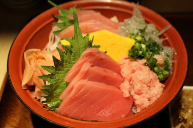 Japon mutfağı: Shizuoka, Japonya 'da deniz ürünleri pirinç kasesi (çeşitli ton balığı ve çiğ beyaz yem)