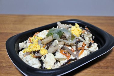 Tokyo, Japonya 'da bir süpermarketten alınmış karıştırılmış tofu ve sebzeler.