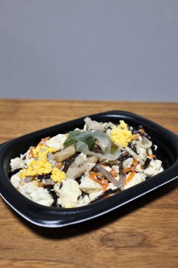 Tokyo, Japonya 'da bir süpermarketten alınmış karıştırılmış tofu ve sebzeler.