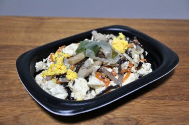 Tokyo, Japonya 'da bir süpermarketten alınmış karıştırılmış tofu ve sebzeler.