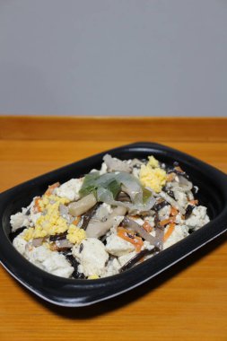 Tokyo, Japonya 'da bir süpermarketten alınmış karıştırılmış tofu ve sebzeler.