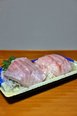 Ishidai (rock bream) sashimi Tokyo, Japonya 'da bir süpermarketten satın alınmıştır.