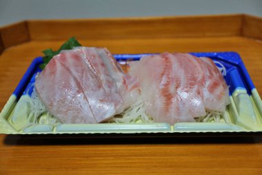 Ishidai (rock bream) sashimi Tokyo, Japonya 'da bir süpermarketten satın alınmıştır.