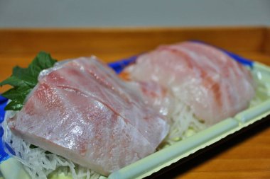 Ishidai (rock bream) sashimi Tokyo, Japonya 'da bir süpermarketten satın alınmıştır.