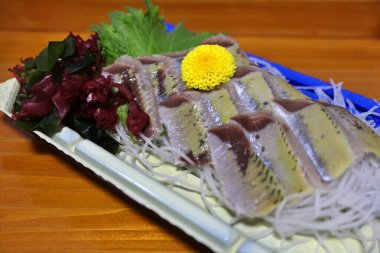 Maiwashi (sardalya) sashimi Tokyo, Japonya 'da bir süpermarketten satın alındı.