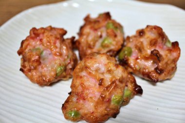 Tokyo, Japonya 'da bir süpermarketten alınmış kızarmış balık ve sebzeli börek.