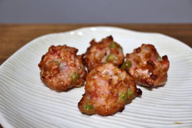 Tokyo, Japonya 'da bir süpermarketten alınmış kızarmış balık ve sebzeli börek.