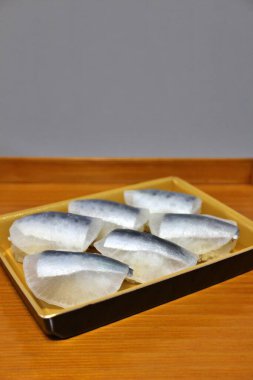Sardalya ve daikon nigirzushi Tokyo, Japonya 'da bir süpermarketten alınmış.