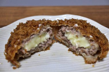 Menchi-katsu (Japon ekmeği ve kızarmış et köftesi) Tokyo, Japonya 'da bir süpermarketten alınan peynirle birlikte