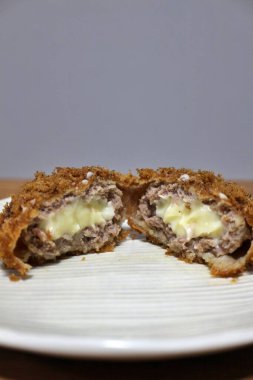 Menchi-katsu (Japon ekmeği ve kızarmış et köftesi) Tokyo, Japonya 'da bir süpermarketten alınan peynirle birlikte