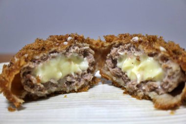 Menchi-katsu (Japon ekmeği ve kızarmış et köftesi) Tokyo, Japonya 'da bir süpermarketten alınan peynirle birlikte