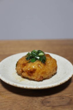 Tokyo, Japonya 'da bir süpermarketten alınan Tofu hamburg bifteği (et yerine tofudan yapılmış hamburg bifteği).