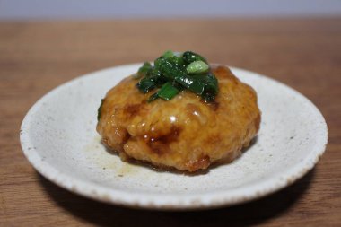 Tokyo, Japonya 'da bir süpermarketten alınan Tofu hamburg bifteği (et yerine tofudan yapılmış hamburg bifteği).