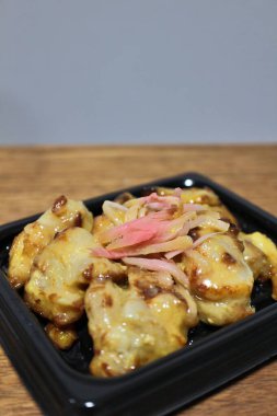 Tokyo, Japonya 'da bir süpermarketten tavuk saikyo-yaki (miso soslu ızgara tavuk) satın alınır.