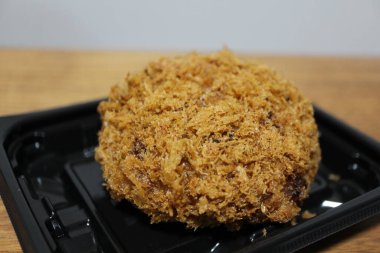 Menchi-katsu (Japon usulü ve kızarmış et köftesi) Tokyo, Japonya 'da bir süpermarketten satın alınmıştır.
