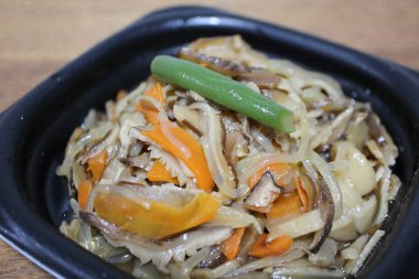 Tokyo, Japonya 'da bir süpermarketten alınmış kaynamış shirataki eriştesi ve shiitake mantarı.