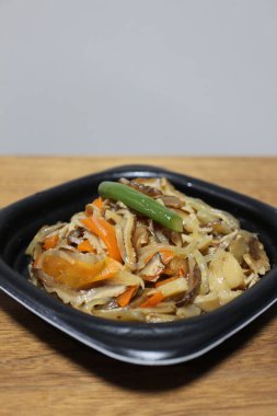 Tokyo, Japonya 'da bir süpermarketten alınmış kaynamış shirataki eriştesi ve shiitake mantarı.