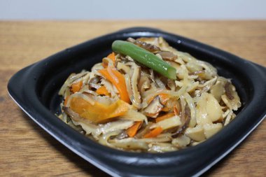 Tokyo, Japonya 'da bir süpermarketten alınmış kaynamış shirataki eriştesi ve shiitake mantarı.