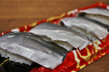 Kohada nigirzushi (sirkeli konosirüs nigirzushi) Tokyo, Japonya 'da bir süpermarketten satın alındı.