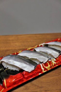 Kohada nigirzushi (sirkeli konosirüs nigirzushi) Tokyo, Japonya 'da bir süpermarketten satın alındı.