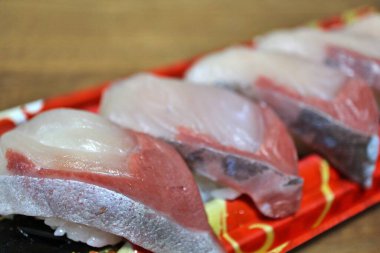 Kanpachi (büyük amberjack) nigirizushi, Tokyo, Japonya 'da bir süpermarketten satın alındı.