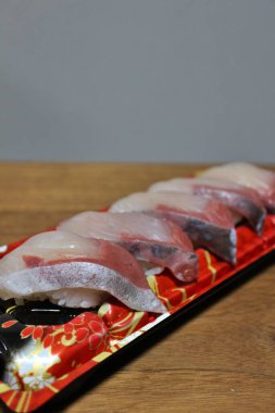 Kanpachi (büyük amberjack) nigirizushi, Tokyo, Japonya 'da bir süpermarketten satın alındı.