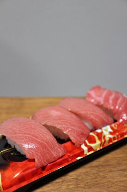 Toro nigirzushi Tokyo, Japonya 'da bir süpermarketten satın alındı.