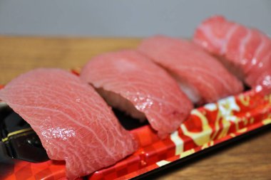 Toro nigirzushi Tokyo, Japonya 'da bir süpermarketten satın alındı.