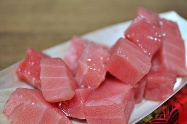 Hon-maguro (Pasifik mavi yüzgeçli ton balığı) sashimi Tokyo, Japonya 'da bir süpermarketten satın alınmıştır.