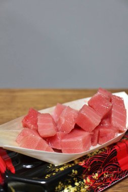 Hon-maguro (Pasifik mavi yüzgeçli ton balığı) sashimi Tokyo, Japonya 'da bir süpermarketten satın alınmıştır.
