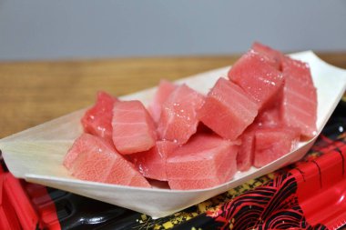 Hon-maguro (Pasifik mavi yüzgeçli ton balığı) sashimi Tokyo, Japonya 'da bir süpermarketten satın alınmıştır.
