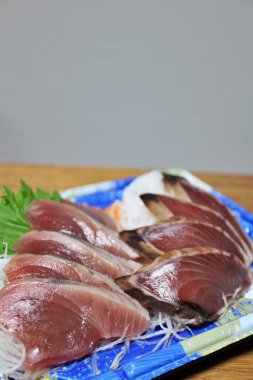 Katsuo tataki (kurutulmuş bonito sashimi) ve katsuo sashimi Tokyo, Japonya 'da bir süpermarketten satın alınmıştır.