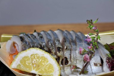 Shimesaba (sirkeli uskumru sashimi) Tokyo, Japonya 'da bir süpermarketten satın alınmıştır.