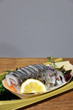Shimesaba (sirkeli uskumru sashimi) Tokyo, Japonya 'da bir süpermarketten satın alınmıştır.