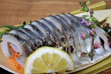 Shimesaba (sirkeli uskumru sashimi) Tokyo, Japonya 'da bir süpermarketten satın alınmıştır.